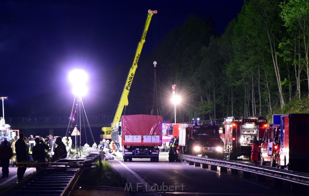 VU Gefahrgut LKW umgestuerzt A 4 Rich Koeln Hoehe AS Gummersbach P656.JPG - Miklos Laubert